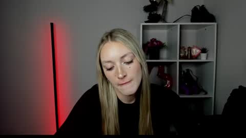 Snapshot of evelynblond chatting on July 2026 03:03:02 PM evelynblond online show from July 2026 03:03:02 PM