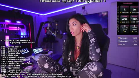 Snapshot of evelyne92 chatting on December 2024 05:57:02 AM Evelyne online show from December 2024 05:57:02 AM