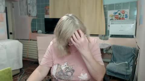 Snapshot of evelynloveshy chatting on January 2025 07:17:01 PM BarbaraBlondy online show from January 2025 07:17:01 PM