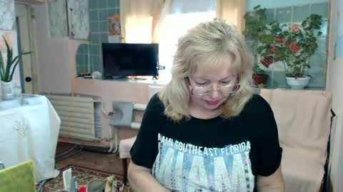 Snapshot of evelynloveshy chatting on January 2025 10:39:02 AM BarbaraBlondy online show from January 2025 10:39:02 AM