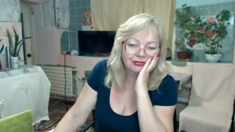 Snapshot of evelynloveshy chatting on January 2025 08:21:02 PM BarbaraBlondy online show from January 2025 08:21:02 PM