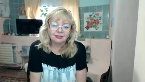 Snapshot of evelynloveshy chatting on January 2025 08:13:02 AM BarbaraBlondy online show from January 2025 08:13:02 AM