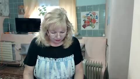 Snapshot of evelynloveshy chatting on January 2025 08:41:02 AM BarbaraBlondy online show from January 2025 08:41:02 AM