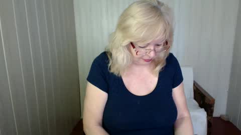 Snapshot of evelynloveshy chatting on January 2025 08:10:02 AM BarbaraBlondy online show from January 2025 08:10:02 AM