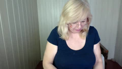 Snapshot of evelynloveshy chatting on January 2025 11:13:01 AM BarbaraBlondy online show from January 2025 11:13:01 AM