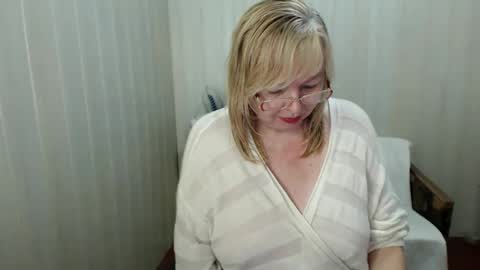 Snapshot of evelynloveshy chatting on January 2025 08:53:01 PM BarbaraBlondy online show from January 2025 08:53:01 PM