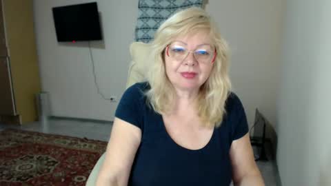 Snapshot of evelynloveshy chatting on February 2025 08:52:02 PM BarbaraBlondy online show from February 2025 08:52:02 PM