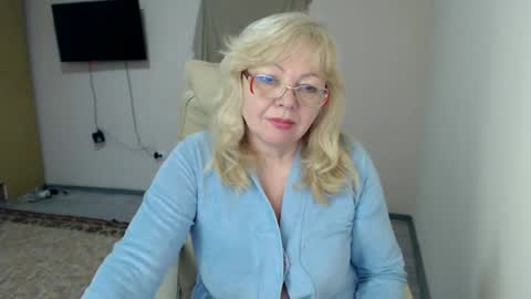 Snapshot of evelynloveshy chatting on February 2025 03:19:01 PM BarbaraBlondy online show from February 2025 03:19:01 PM