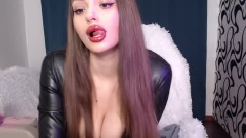 Vanessa Evian online show from March 2025 04:29:02 PM
