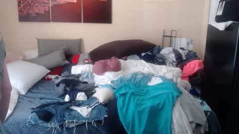 eyeswall0w online show from October 2025 02:40:01 PM