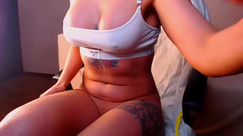 Snapshot of fairy_elli_hot chatting on February 2025 08:30:02 PM Elli online show from February 2025 08:30:02 PM