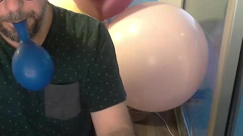 Snapshot of fedeglobos chatting on December 2025 11:23:01 PM fedeGLOBOS online show from December 2025 11:23:01 PM
