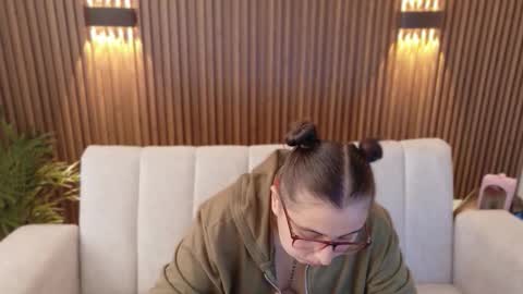 Feelena online show from November 2025 06:29:02 PM