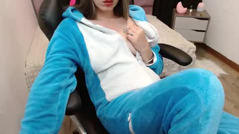 Snapshot of fenix_11_ chatting on February 2025 08:28:01 AM Alejandra online show from February 2025 08:28:01 AM