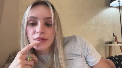 Snapshot of fflloowweerr chatting on September 2025 10:28:01 AM Lisa online show from September 2025 10:28:01 AM