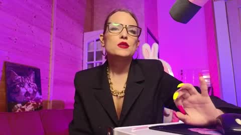 Snapshot of findom_lady_shine chatting on May 2026 06:37:01 PM Lady online show from May 2026 06:37:01 PM