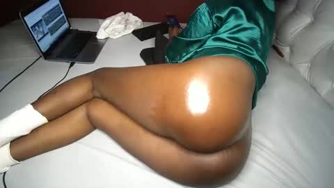 Snapshot of finito_nyl chatting on December 2024 11:14:01 PM Rania online show from December 2024 11:14:01 PM