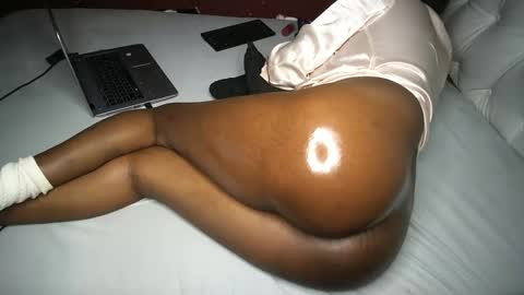 Snapshot of finito_nyl chatting on December 2024 01:18:02 AM Rania online show from December 2024 01:18:02 AM