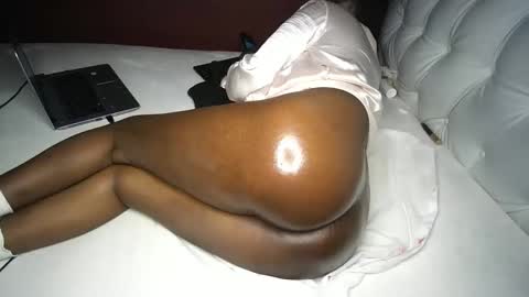 Snapshot of finito_nyl chatting on December 2024 01:27:01 AM Rania online show from December 2024 01:27:01 AM