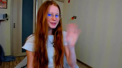 fire_luna online show from September 2025 06:18:01 AM