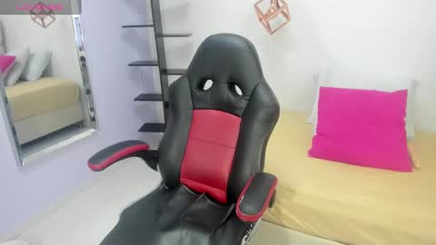   FLEUR   online show from February 2025 07:17:02 PM