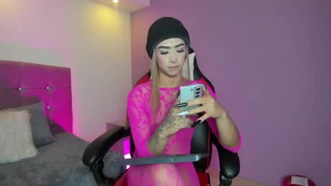Snapshot of flor_pink chatting on June 2026 04:05:01 AM Flor online show from June 2026 04:05:01 AM