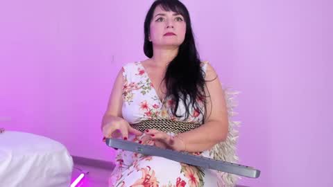 Snapshot of florasue_ chatting on December 2024 04:52:01 PM online show from December 2024 04:52:01 PM