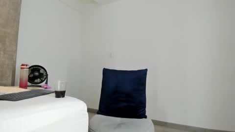 Snapshot of florasue_ chatting on January 2025 10:34:02 AM online show from January 2025 10:34:02 AM