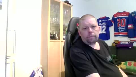fluffy_espen online show from April 2026 08:35:01 AM
