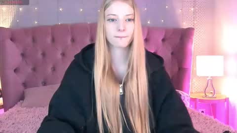 Snapshot of fluffy_ice chatting on September 2025 09:37:02 PM Mia online show from September 2025 09:37:02 PM