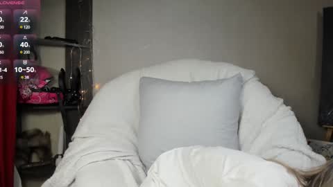 Snapshot of foxy_blond chatting on February 2025 03:30:02 AM Foxy online show from February 2025 03:30:02 AM