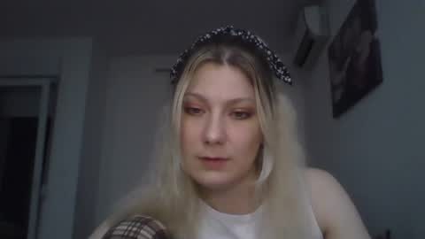 foxy_bright online show from March 2026 07:19:01 PM