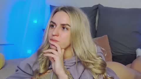 Foxy Kimmi online show from April 2026 07:45:01 AM