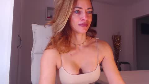 Snapshot of foxyadele_ chatting on October 2025 06:36:02 AM Adela - Single mom. 40 y online show from October 2025 06:36:02 AM