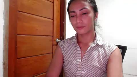 Snapshot of foxytheaxxx chatting on May 2026 08:43:01 AM Thea online show from May 2026 08:43:01 AM