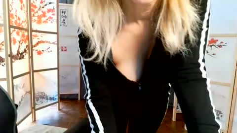 Snapshot of francelune chatting on June 2026 03:21:02 PM francelune online show from June 2026 03:21:02 PM