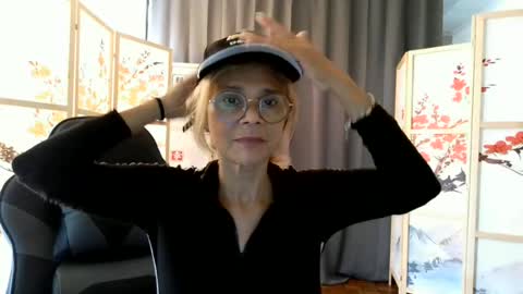 Snapshot of francelune chatting on June 2026 09:01:01 AM francelune online show from June 2026 09:01:01 AM