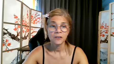 Snapshot of francelune chatting on June 2026 07:39:01 AM francelune online show from June 2026 07:39:01 AM