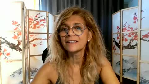 Snapshot of francelune chatting on July 2026 09:49:01 AM francelune online show from July 2026 09:49:01 AM