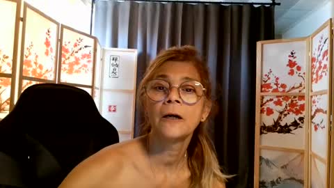 Snapshot of francelune chatting on July 2026 10:19:01 AM francelune online show from July 2026 10:19:01 AM