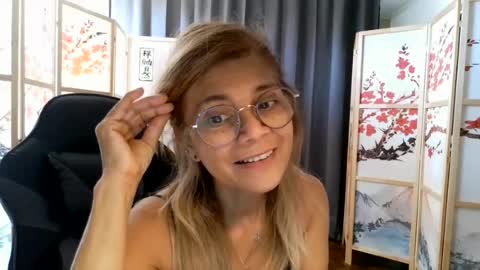 Snapshot of francelune chatting on July 2026 11:12:01 AM francelune online show from July 2026 11:12:01 AM