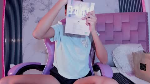 Laura online show from September 2025 07:19:02 PM