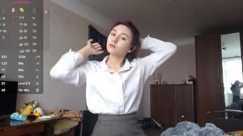 Mia online show from November 2025 09:32:01 AM