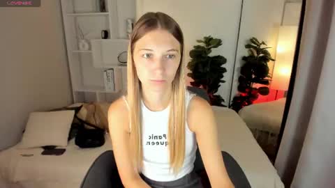 Snapshot of freya_bloss chatting on July 2026 05:45:02 AM Laura online show from July 2026 05:45:02 AM