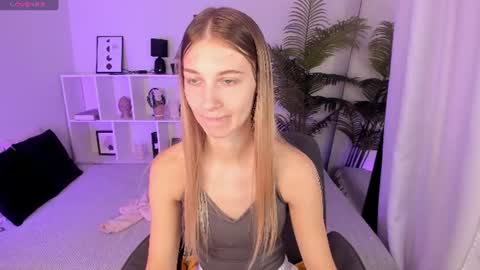 Snapshot of freya_bloss chatting on July 2026 07:46:01 AM Laura online show from July 2026 07:46:01 AM