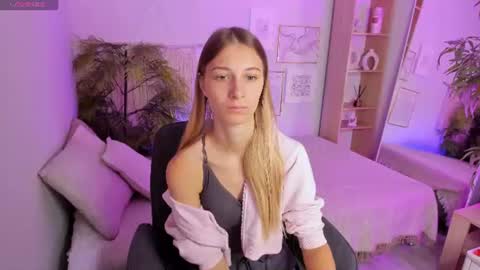 Snapshot of freya_bloss chatting on July 2026 07:37:01 AM Laura online show from July 2026 07:37:01 AM