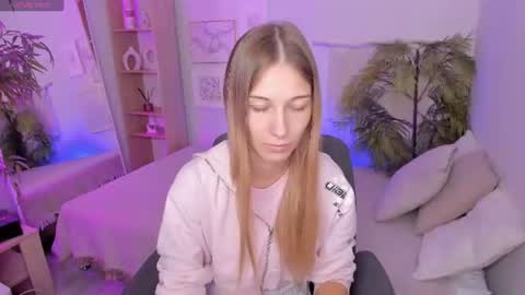 Snapshot of freya_bloss chatting on July 2026 08:17:02 AM Laura online show from July 2026 08:17:02 AM