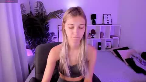 Snapshot of freya_bloss chatting on July 2026 07:17:02 AM Laura online show from July 2026 07:17:02 AM