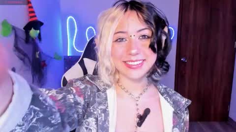 frida_lassi_ online show from October 2025 12:42:02 PM