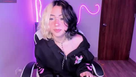 frida_lassi_ online show from November 2025 10:08:02 PM